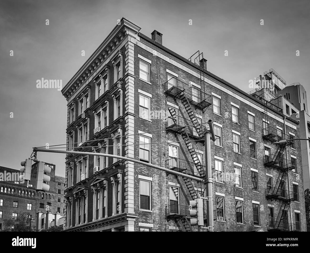 Immagine in bianco e nero di un vecchio edificio con il fuoco sfugge, di New York City, Stati Uniti d'America. Foto Stock