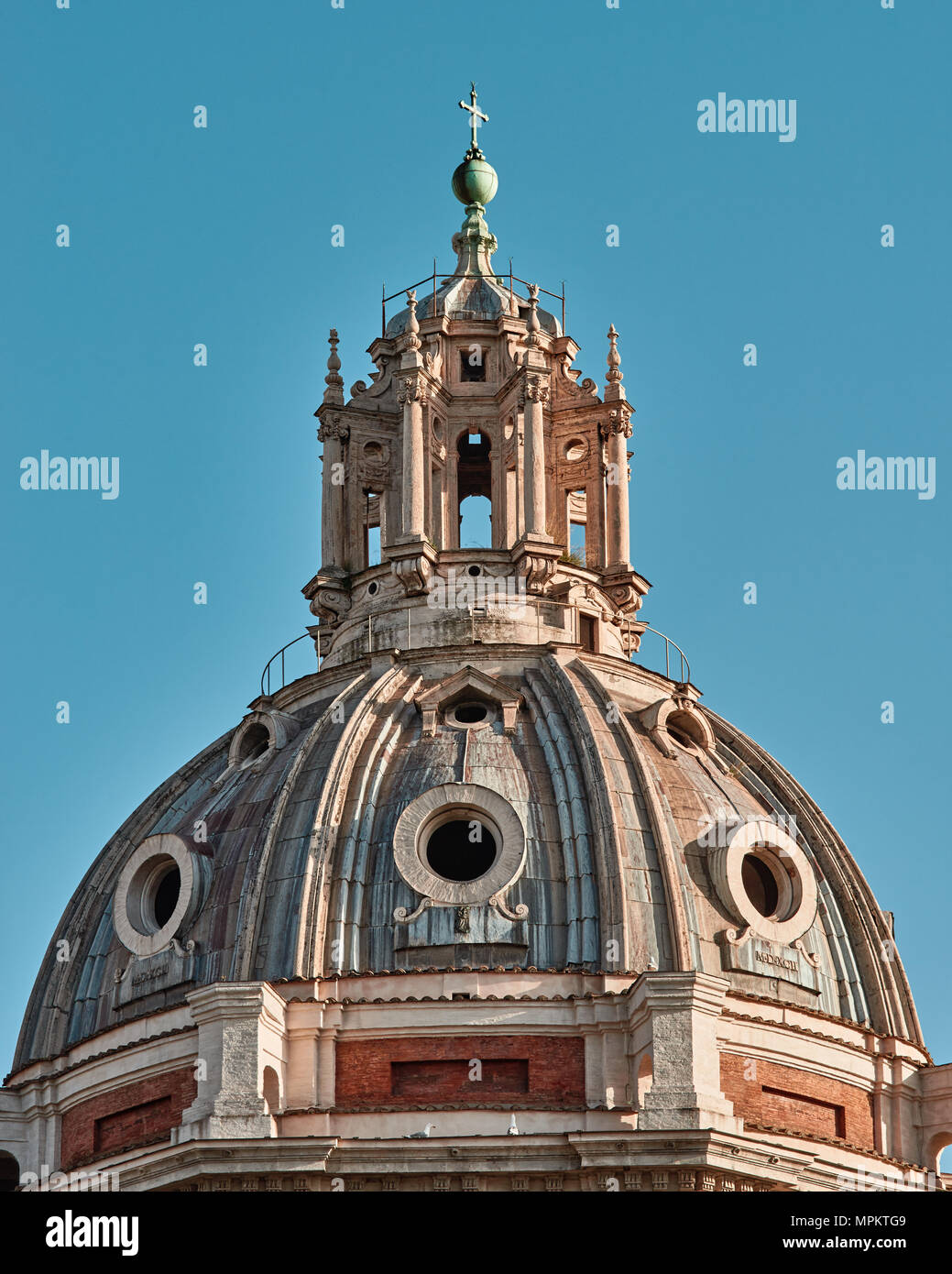 Roma, dettaglio a cupola di una chiesa Foto Stock
