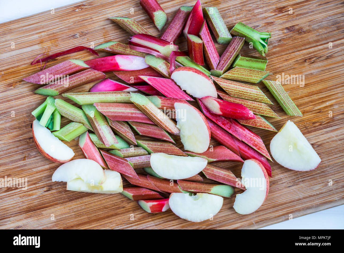 Ingredienti per in casa di rabarbaro e apple crumble sul tagliere Foto Stock