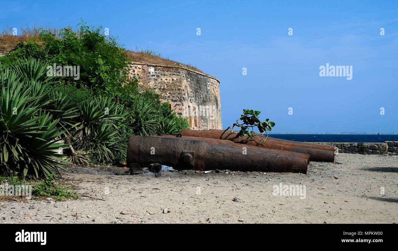 Fortezza di schiavitù e cannoni sull isola di Goree a Dakar, in Senegal Foto Stock