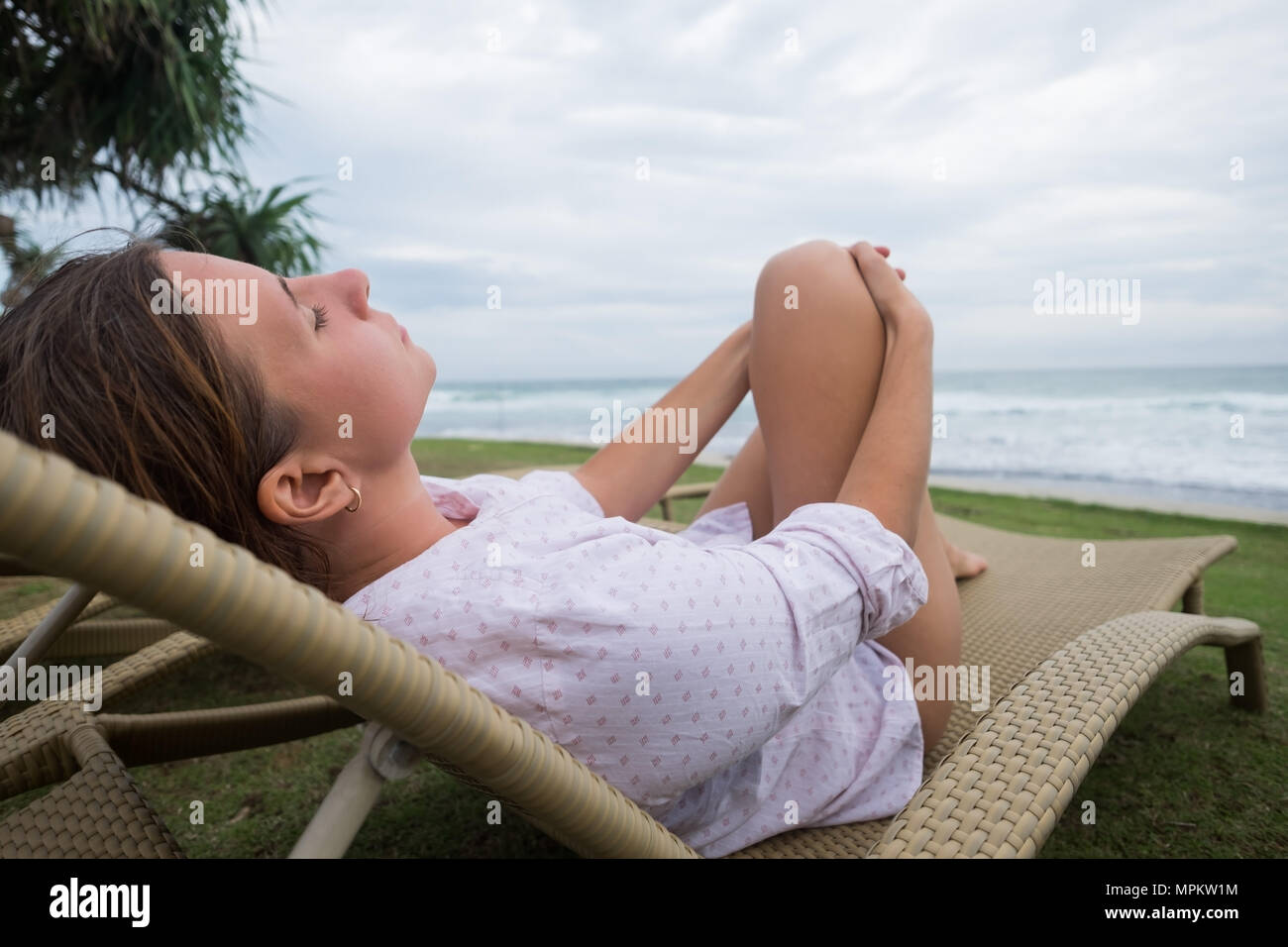 La donna caucasica rilassante nella poltrona vicino oceano indiano in Srilanka. Foto Stock