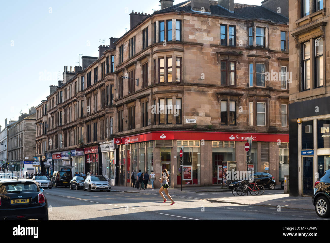 Tenement edifici e negozi su Byres Road, Glasgow, Scotland, Regno Unito Foto Stock