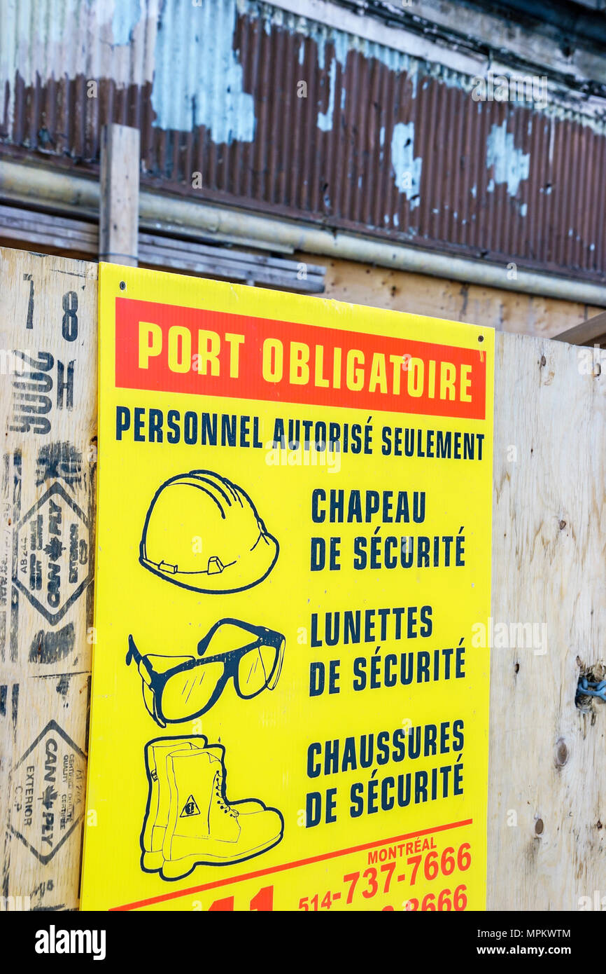 Montreal Canada,Quebec Province,Rue McGill,sign,under new construction site building builder,must wear hard Hat,safety occhiali,stivali,Canada070707091 Foto Stock