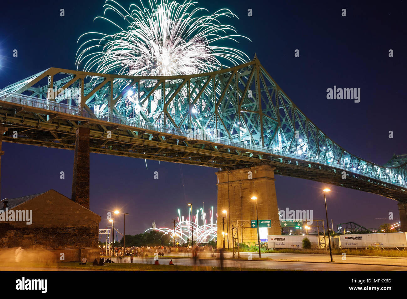 Canada Quebec Montreal Rue Notre Dame, Pont Jacques Cartier Bridge Concorso internazionale di fuochi d'artificio St. Lawrence River, Foto Stock