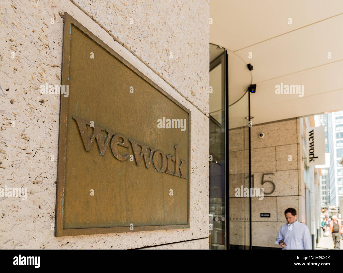 Una vista del segno al di fuori della Wework, Bishopsgate, ufficio di Londra. Foto Stock