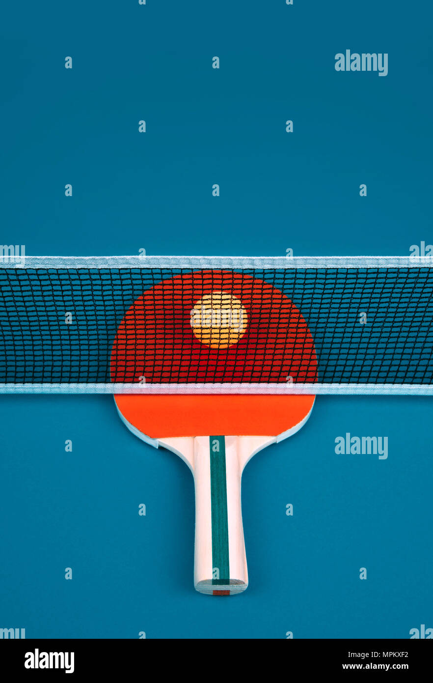 Tennis da tavolo o ping pong racchette e palle su un tavolo blu. Foto Stock