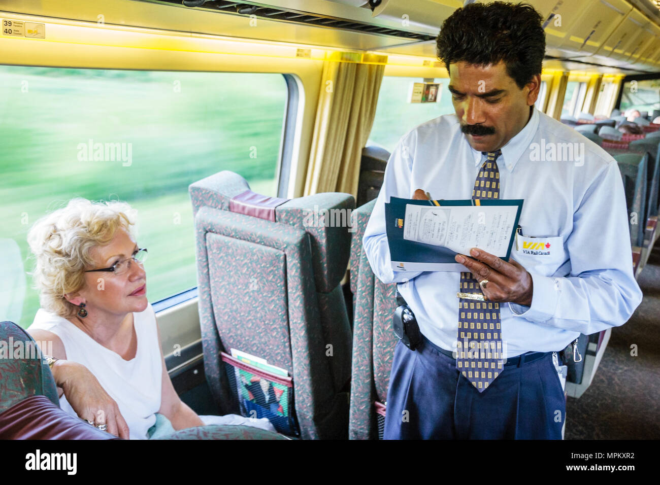 Montreal Canada,Quebec Province,VIA Rail,treno passeggeri per Quebec City,uomo asiatico,fattorino maschile,prende ordine menu,adulti adulti donna donne donna donna donna donna donna donna, se Foto Stock