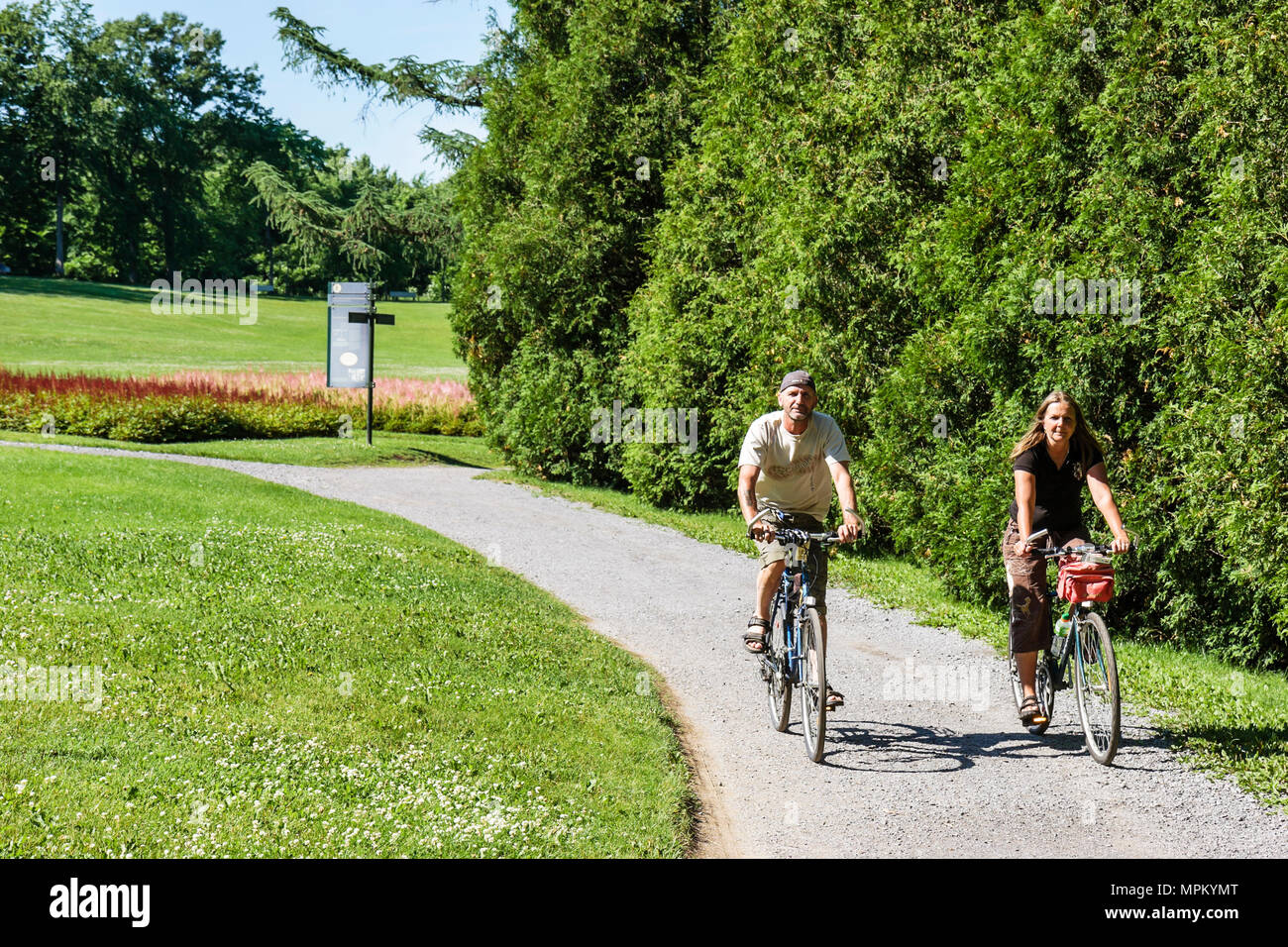 Quebec Canada,Parc du Bois de Coulonge,parco pubblico,coppia,uomo uomini maschio,donna donna donne,bicicletta,bicicletta,equitazione,ciclismo,rider,percorso ciclabile,Canada070710 Foto Stock
