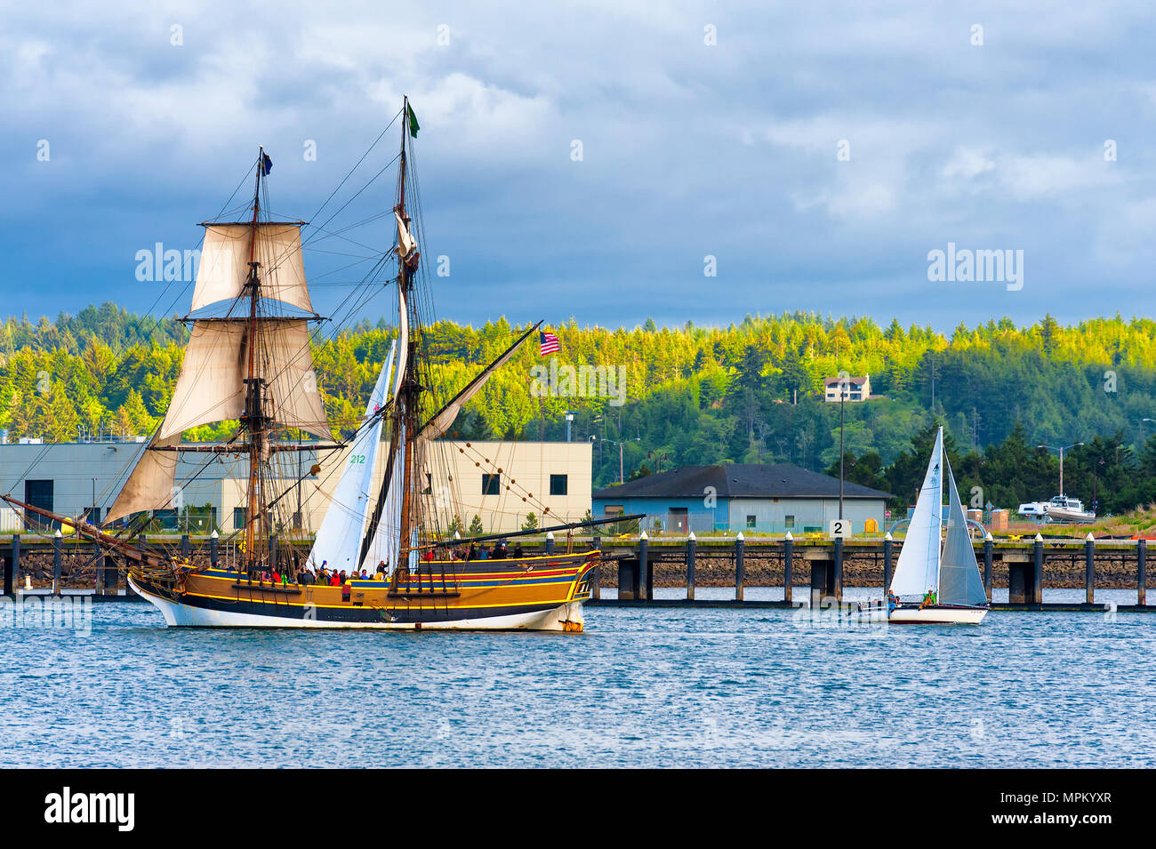 Newport, Oregon, Stati Uniti d'America - 25 Maggio 2016: Tall Ship Lady Washington vele in Yaquina Bay e unite da altre piccole barche a vela in Newport Oregon Foto Stock