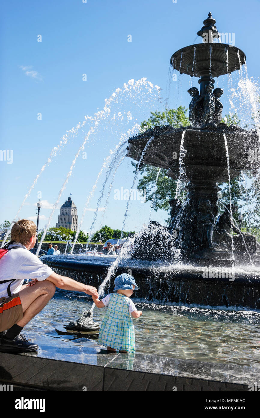 Quebec City Canada,Canada,America del Nord,America,America,Avenue Honore Mercier,fontana pubblica vicino al Parlamento edificio,padre papà,genitori,figlia w Foto Stock