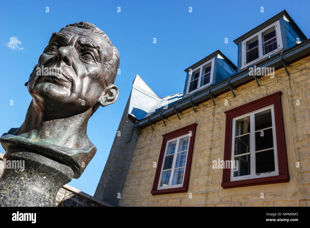 Quebec Canada, Lower Town, Rue du Sault au Matelot, monumento busto, pittore Jean Paul Lemieux, Canada070712184 Foto Stock