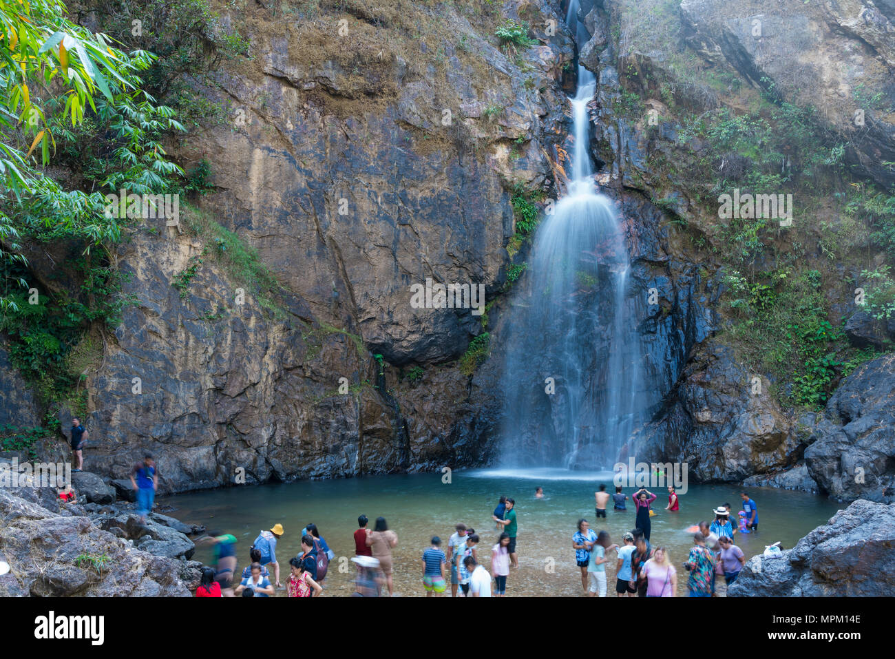 Kanchanaburi, Tailandia - 17 Febbraio 2018: i turisti che visitano e riproduzione di acqua a Cascate Chokkradin nazionali nel parco pubblico di Kanchanaburi, tailandese Foto Stock