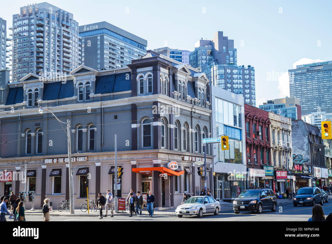 Toronto Canada, Yonge Street, Grosvenor Street, scena stradale, angolo, semaforo, semafori, incrocio, incrocio, auto, edificio, quartiere commerciale, alto livello Foto Stock