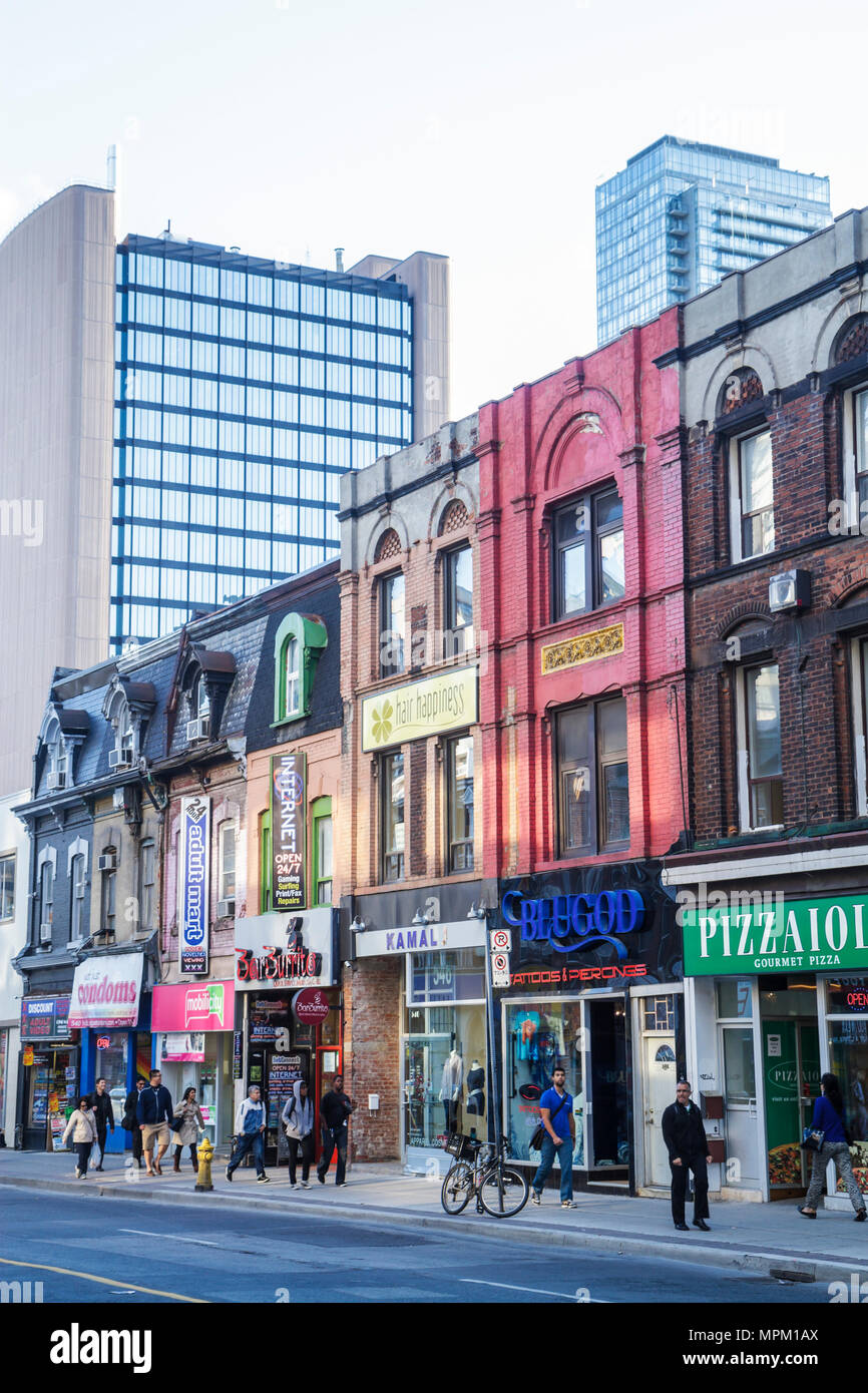 Toronto Canada, Yonge Street, shopping shopper acquirenti negozio mercati mercato mercati di vendita, negozi al dettaglio negozi business business business, sto Foto Stock