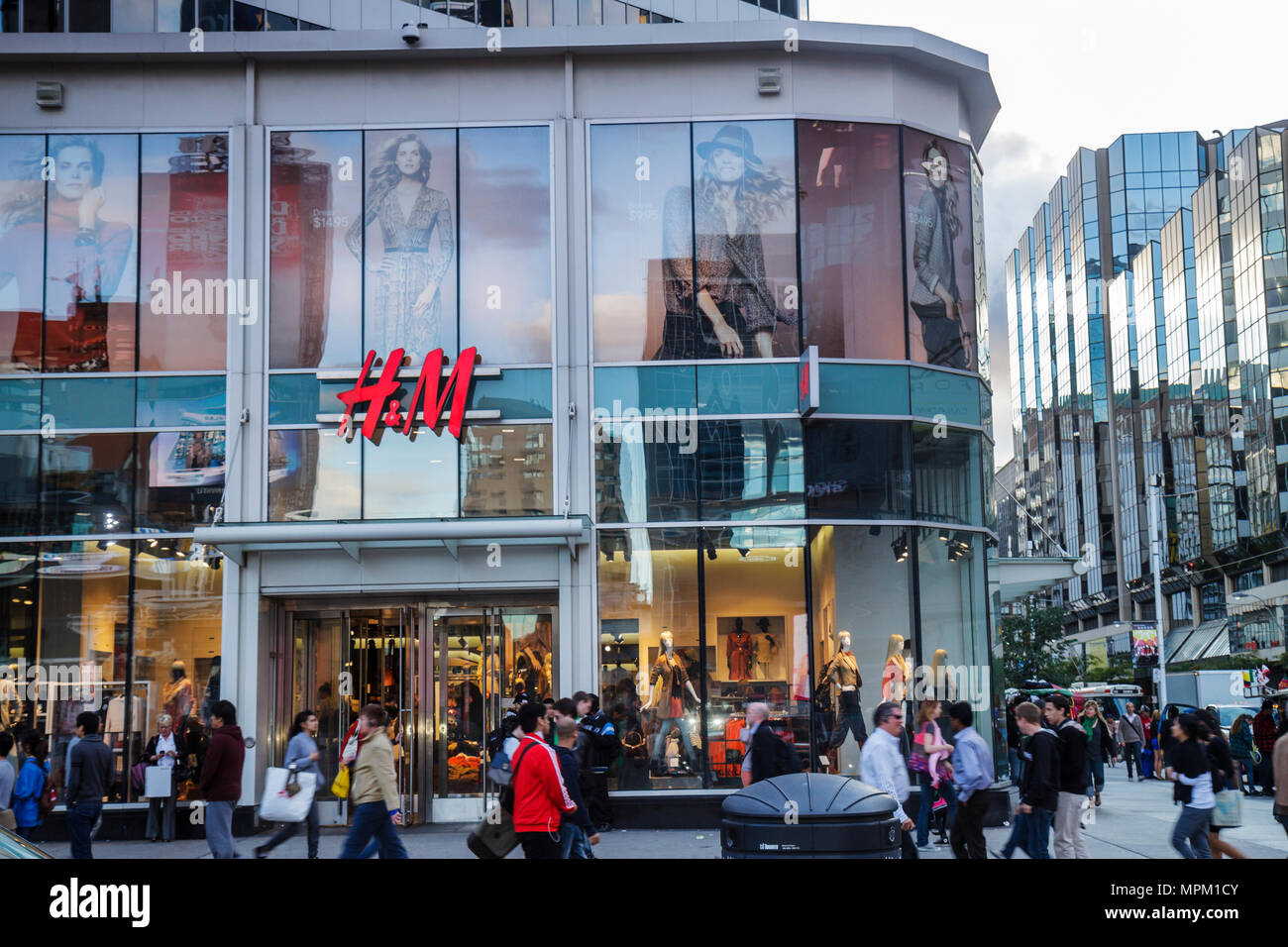 Toronto Canada, Yonge Street at Dundas, Downtown Yonge, Eaton Centre, centro commerciale, H&M, azienda svedese, vendita al dettaglio, abbigliamento, accessori, shopping shopper Foto Stock