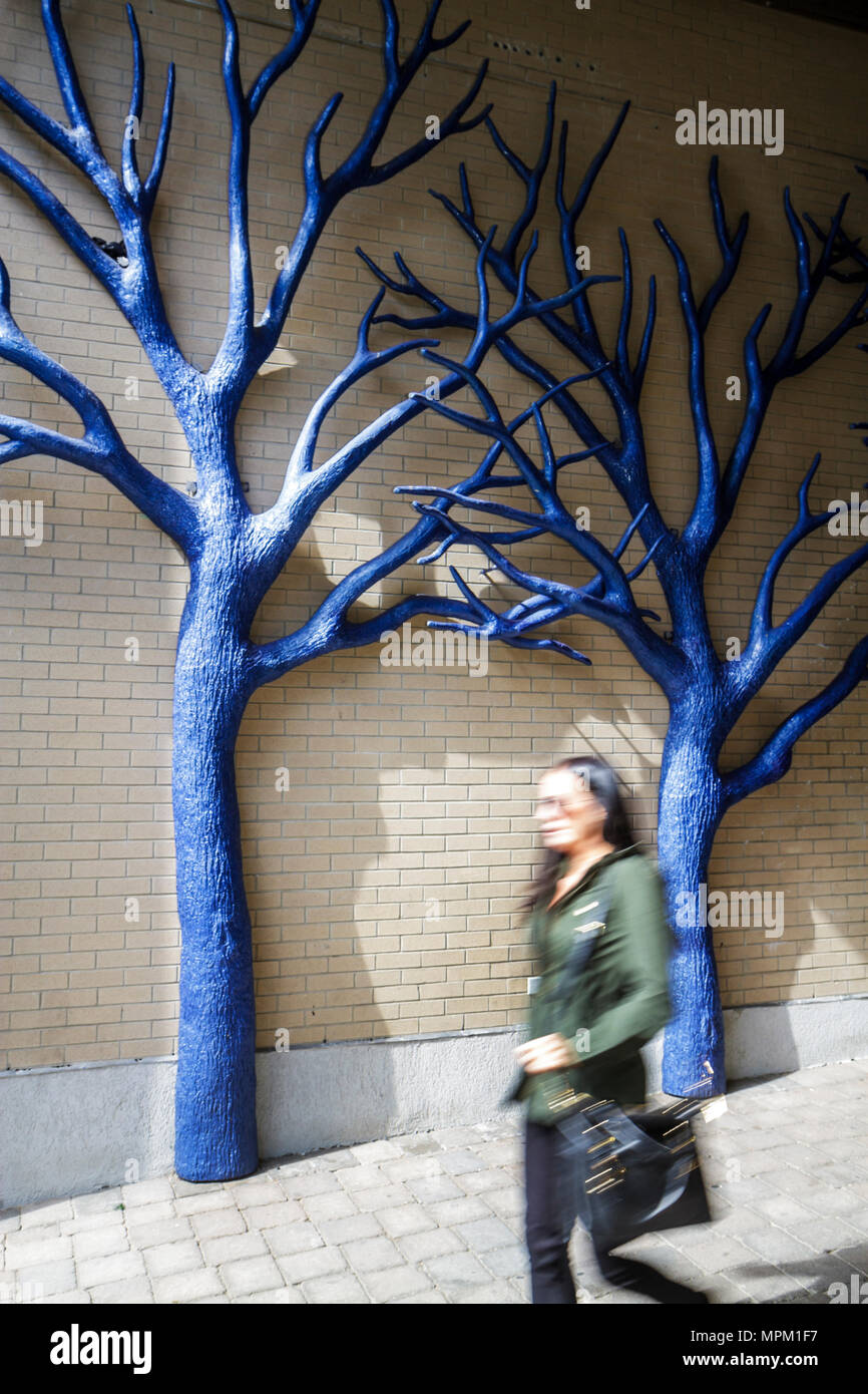 MOTION,Toronto Canada,Carlton & Granby Streets,opere d'arte pubblica,alberi scolpiti,bassorilievo,blu,rami,tronco,Flow Blue,Toronto Public Art Commission,ma Foto Stock