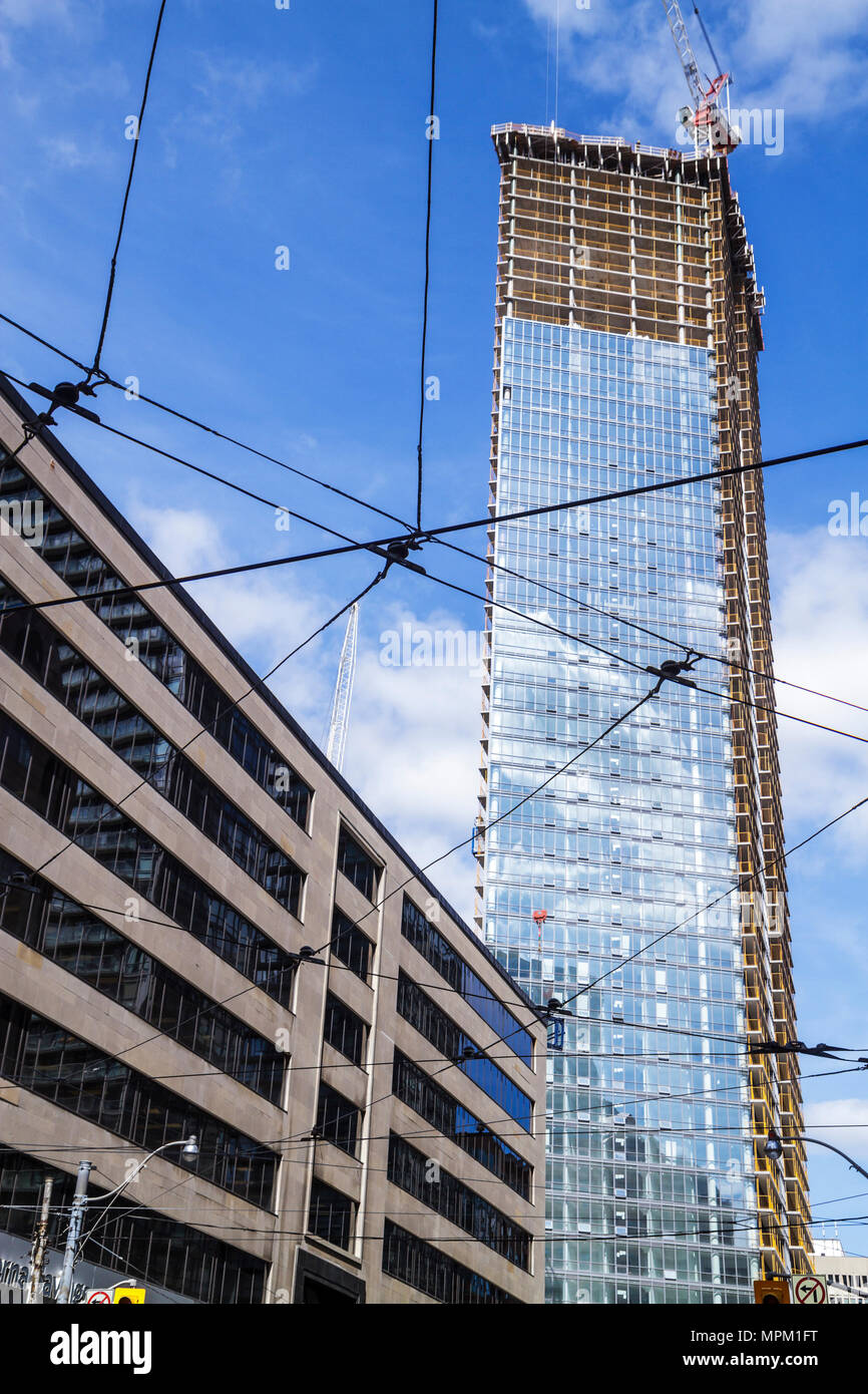 Toronto Canada, Bay Water Street, in costruzione di nuovo cantiere costruttore, grattacielo alto grattacielo grattacieli edificio edifici, archi moderni Foto Stock