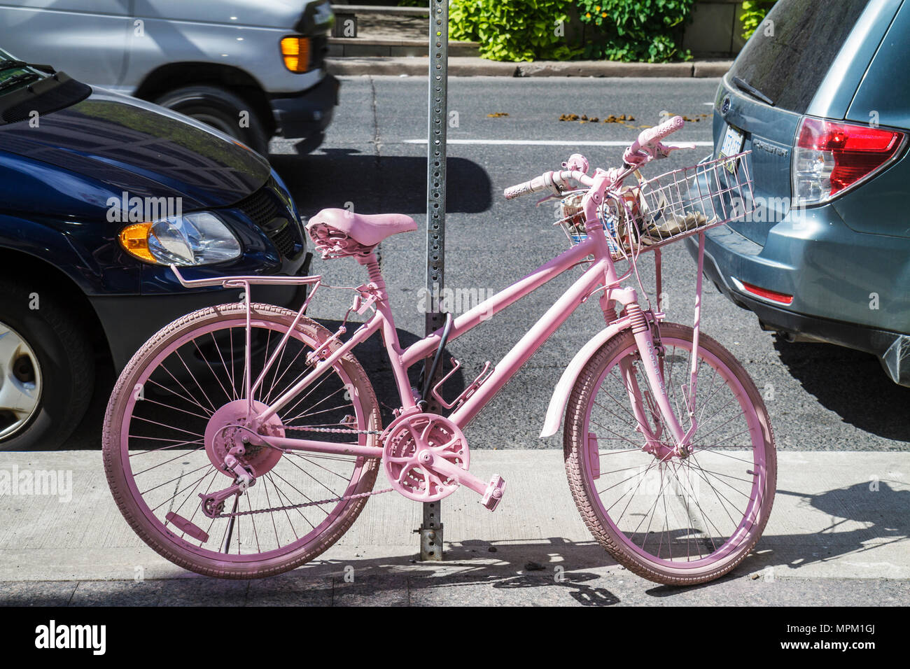 Toronto Canada, College Street, bicicletta abbandonata, ciclismo, equitazione, ciclismo, rider, riverniciato, il progetto di buona bici, rosa pastello, disobbedienza civica, simbolo, pr Foto Stock