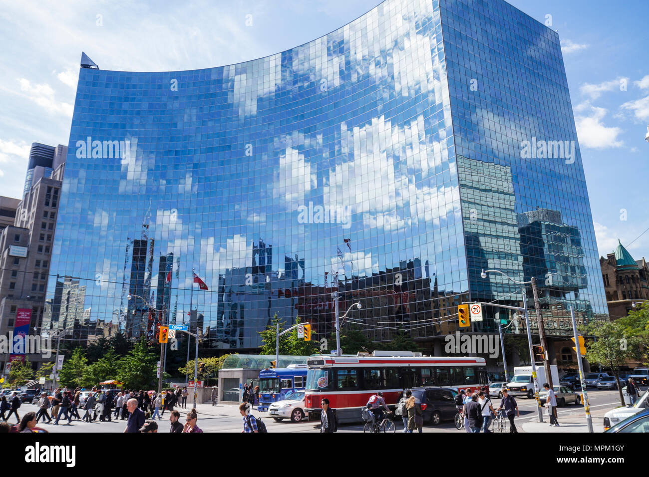 Toronto Canada, University Avenue, College Street, Ontario Power building, grattacieli grattacieli edificio edifici tenda parete, vetro, specchio, r Foto Stock