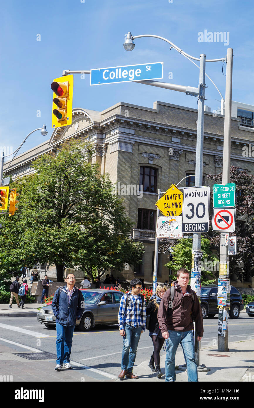 Toronto Canada,College Street,Toronto Canada,College Street,University of Toronto,campus,istruzione,università pubblica,studenti Foto Stock