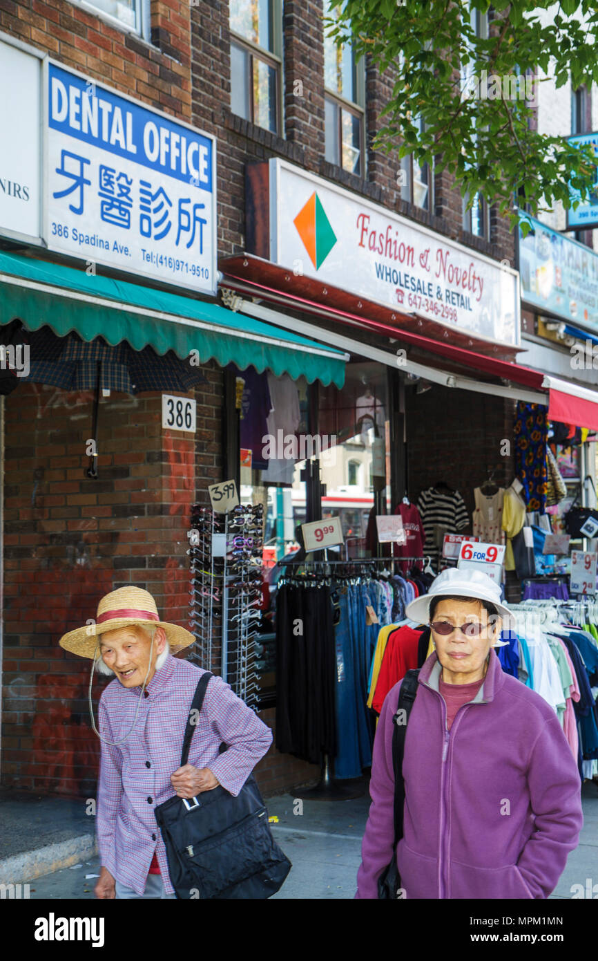 Toronto Canada,Spadina Avenue,Chinatown,quartiere etnico,Asian Asians etnia immigranti minoranza,adulti adulti donna donne donna donna donna donna donna donna donna, eld Foto Stock