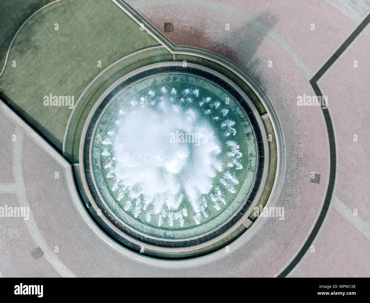 Vista aerea della rotonda grande fontana nella piazza della città. drone fotografia Foto Stock
