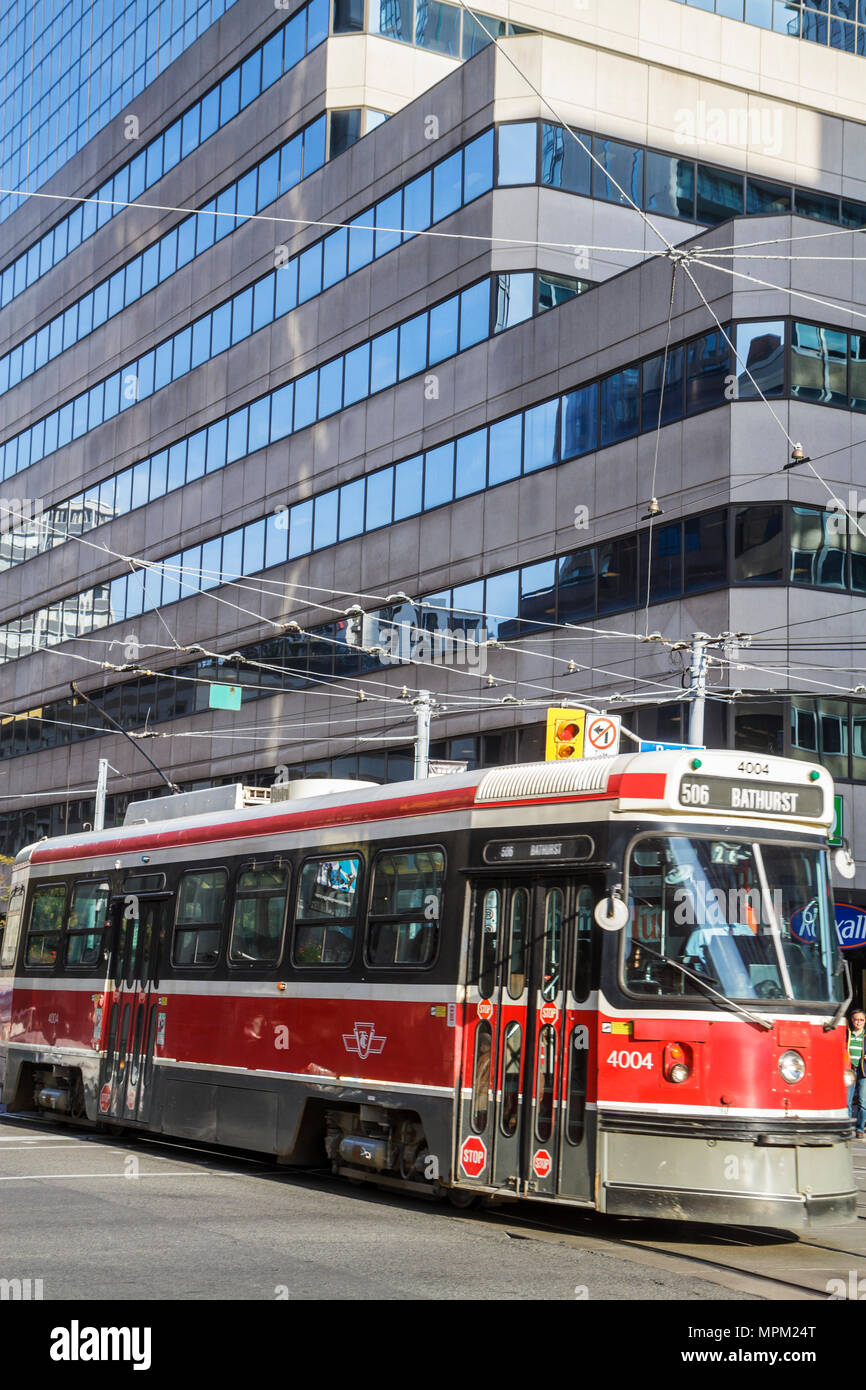Toronto Canada,College Street,Toronto Transit Commission,TTC,trasporto di massa,tram,tram,scena stradale,linee elettriche,edificio,facciata in vetro,finestra,rosso, Foto Stock