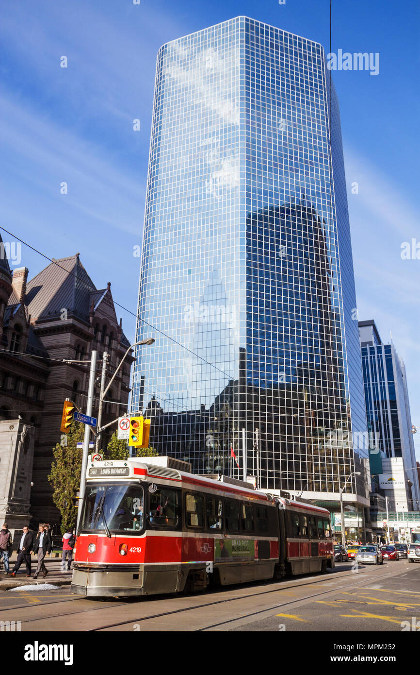Toronto Canada, Queen Street West, Toronto Transit Commission, TTC, trasporto di massa, tram, tram, scena stradale, linee elettriche, rosso, grattacielo alto grattacielo Foto Stock