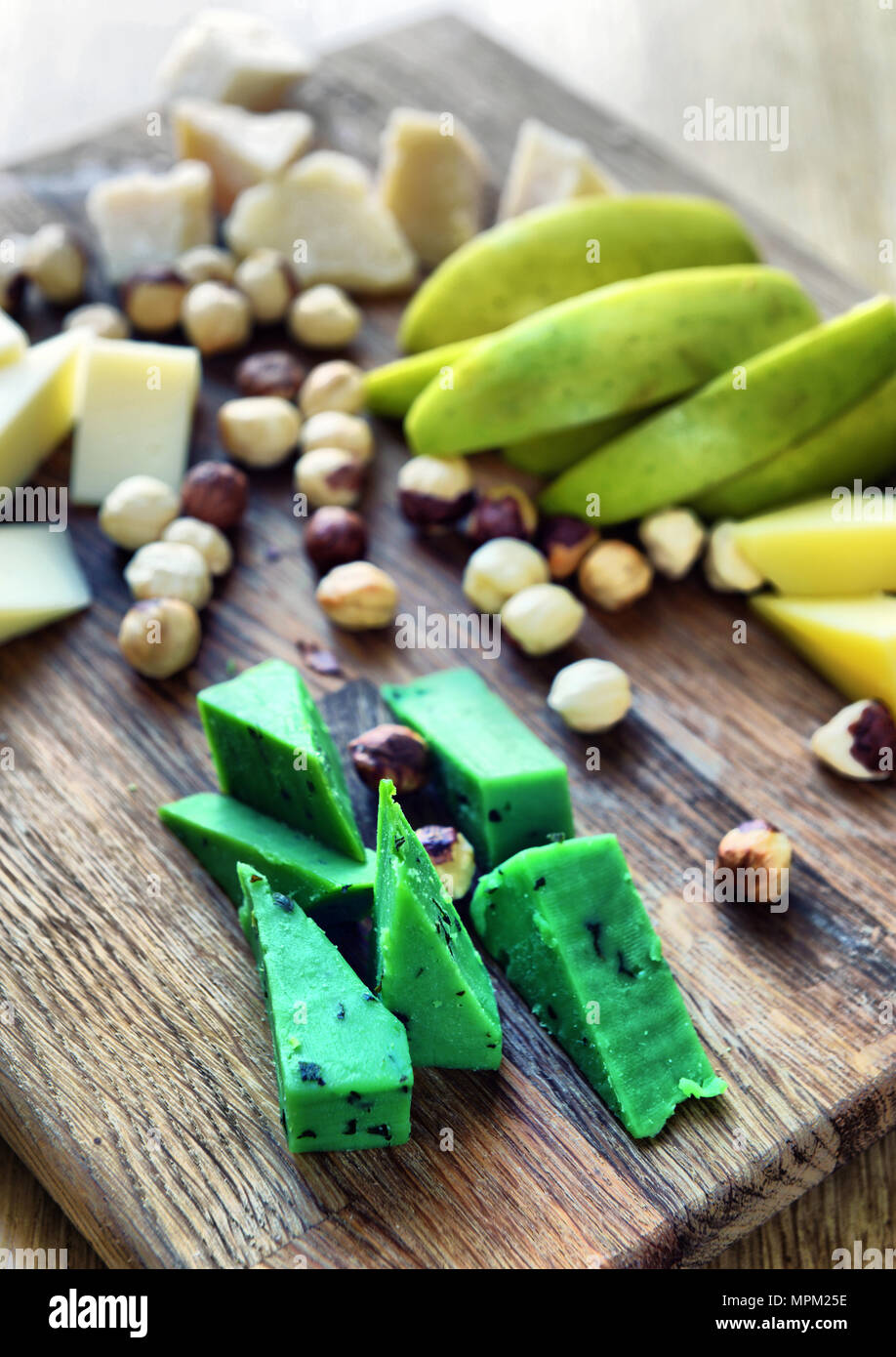 Set di formaggi diversi su una tavola di legno, formaggi, deliziosi snack, sano e cibo esclusivo, set di formaggio Foto Stock