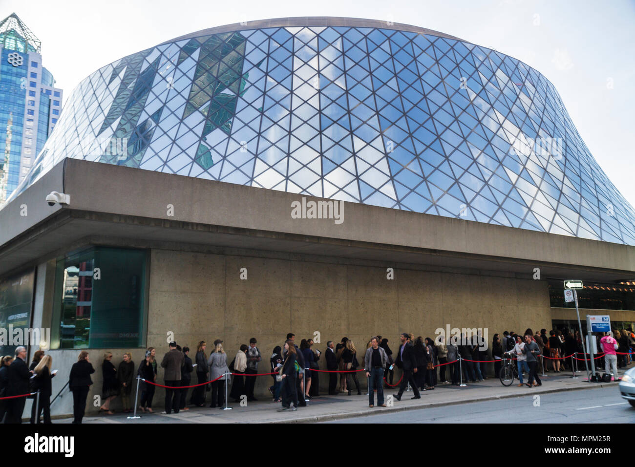 Toronto Canada,Simcoe Street,Roy Thomson Hall,TIFF,Toronto International Film Festival,location,long line,queue,uomo uomini maschio,donna donne femmina,velluto rosso Foto Stock