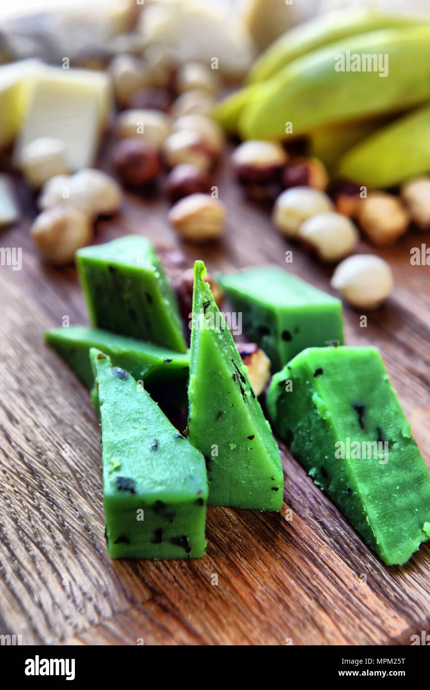 Set di formaggi diversi su una tavola di legno, formaggi, deliziosi snack, sano e cibo esclusivo, set di formaggio Foto Stock