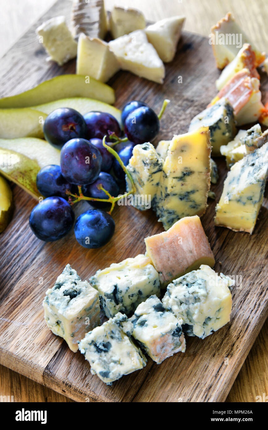 Set di formaggi diversi su una tavola di legno, formaggi, deliziosi snack, sano e cibo esclusivo, set di formaggio Foto Stock