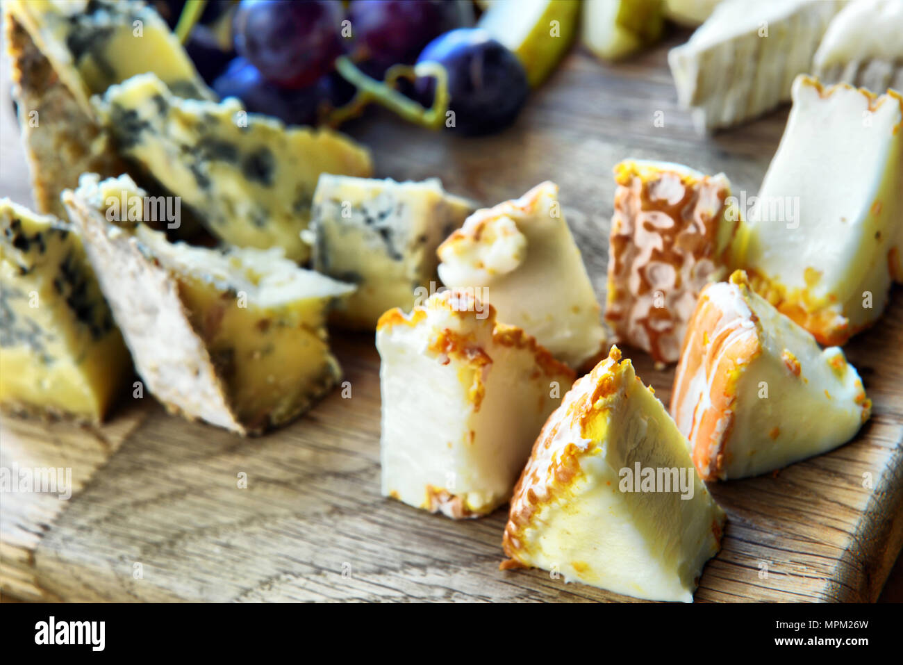 Set di formaggi diversi su una tavola di legno, formaggi, deliziosi snack, sano e cibo esclusivo, set di formaggio Foto Stock