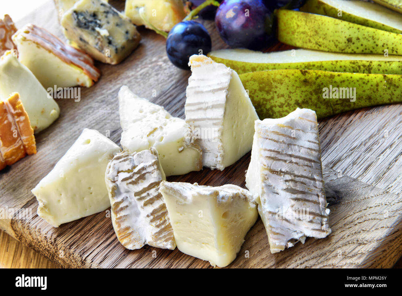 Set di formaggi diversi su una tavola di legno, formaggi, deliziosi snack, sano e cibo esclusivo, set di formaggio Foto Stock
