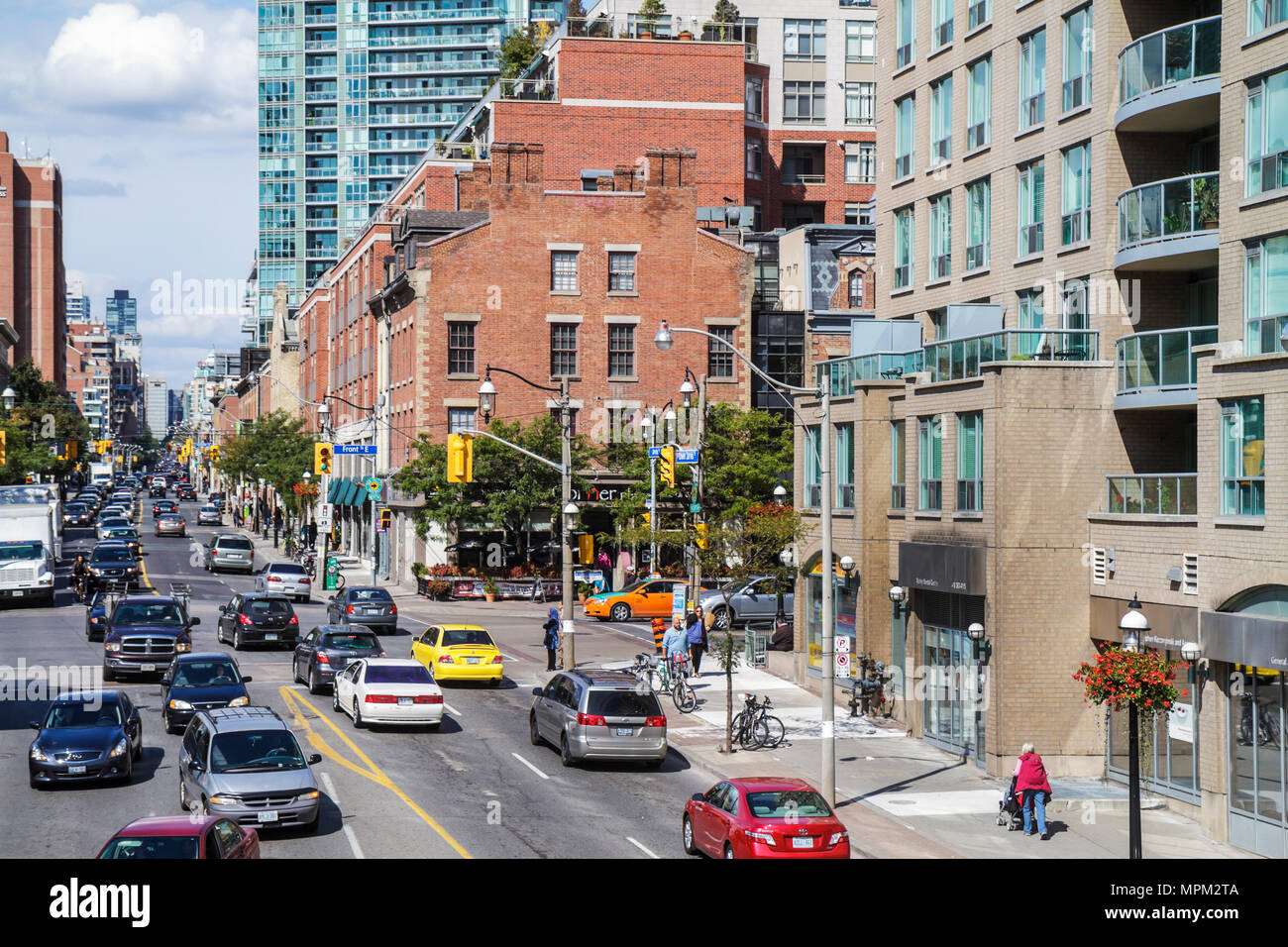 Toronto Canada, Lower Jarvis Street, Front Street East, Street scene, edificio residenziale, traffico, auto, strada, marciapiede, lampada, grattacielo alto grattacielo Foto Stock