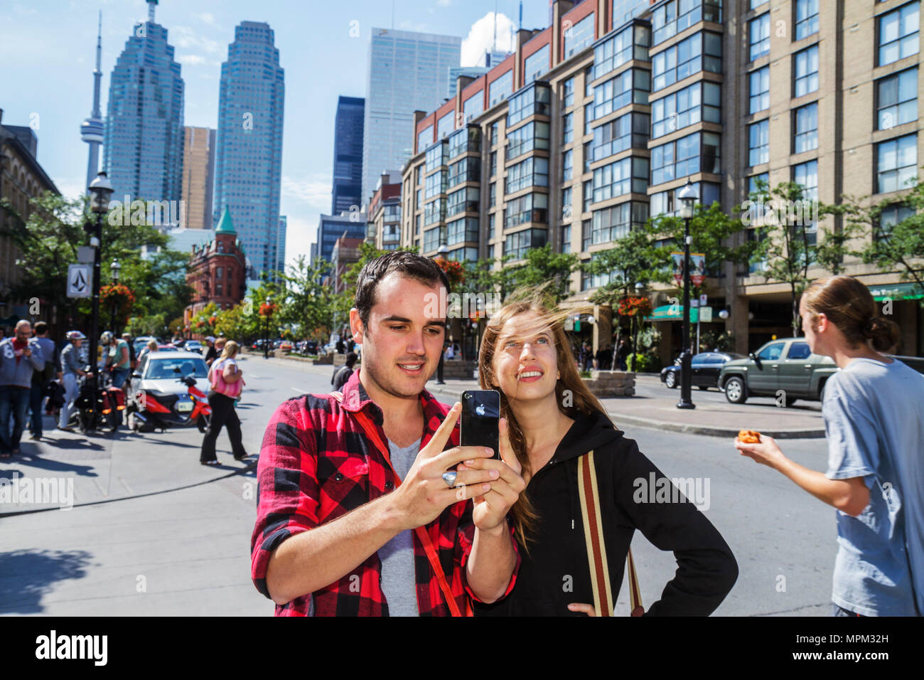 Toronto Canada, Front Street East, scena stradale, grattacielo alto grattacieli costruire edifici condominio appartamenti residenziali alloggio Foto Stock