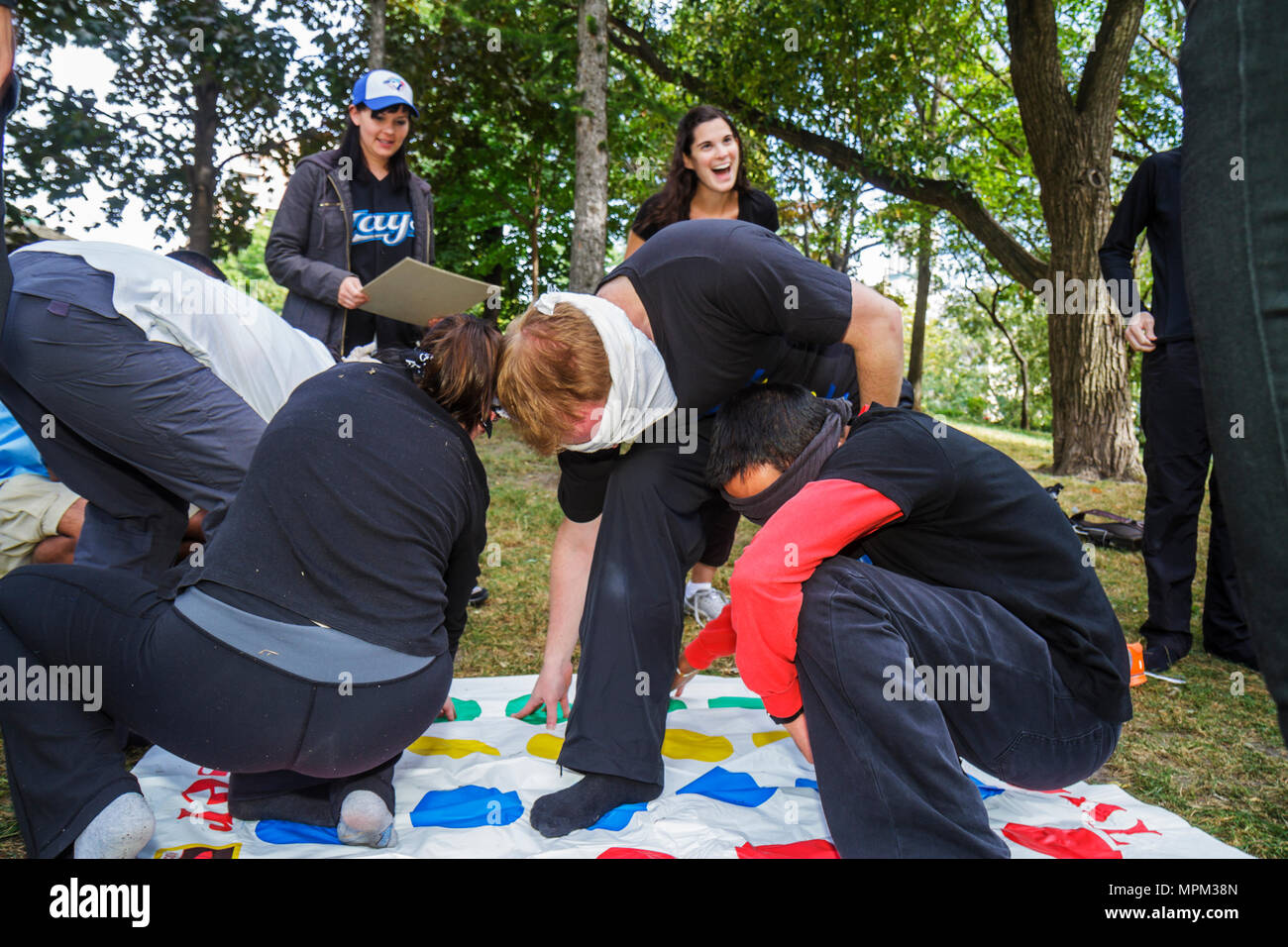 Toronto Canada, King Street East, Saint James Park, locale, gara incredibile, concorrenti, prato, Twister, gioco Hasbro, tappeto, flessibilità, attività fisica, adulto Foto Stock
