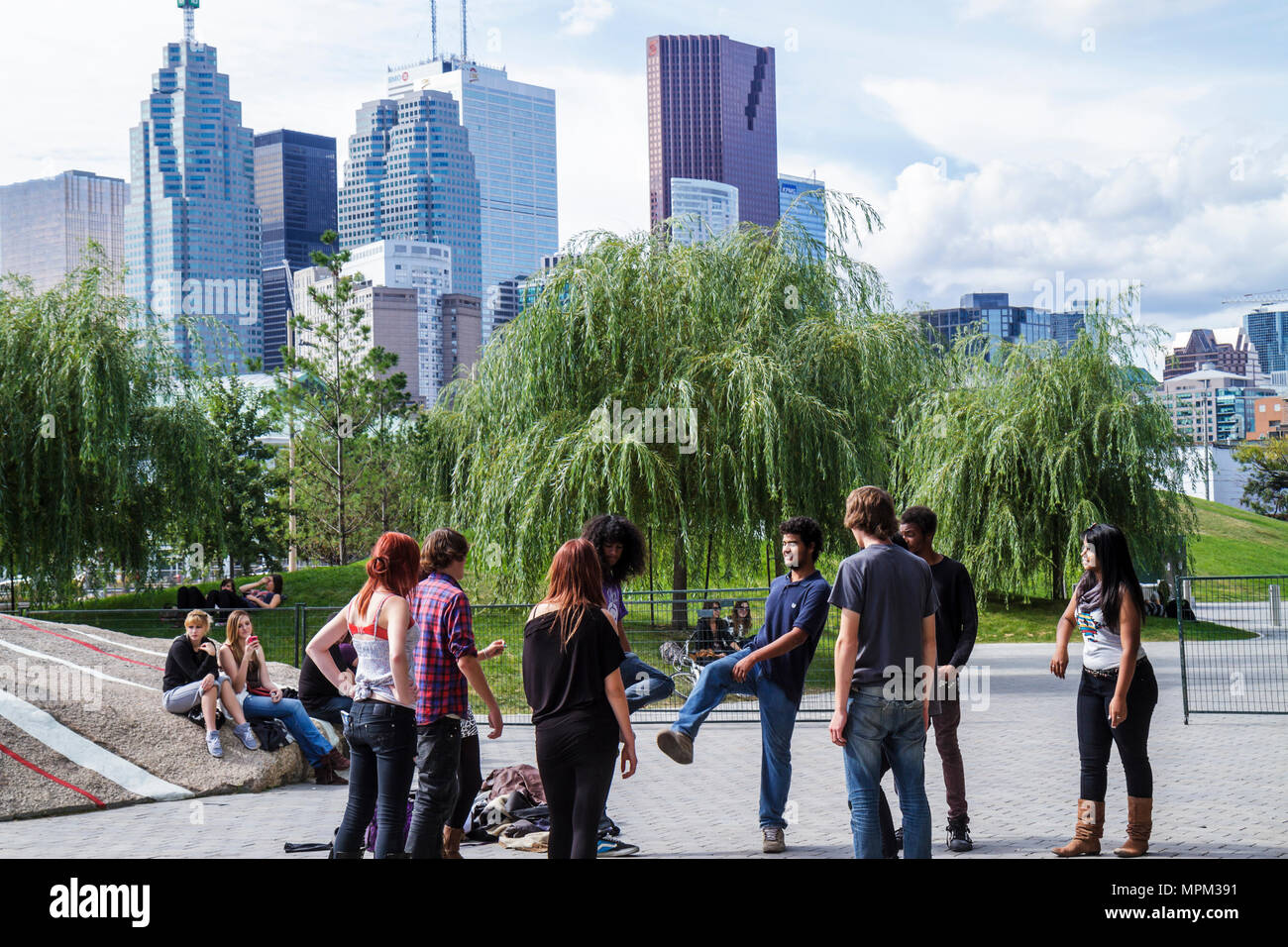 Toronto Canada,Queen's Quay East,Financial District,skyline,parco,minoranza immigranti etnici asiatici asiatici,neri africani,adulti Foto Stock