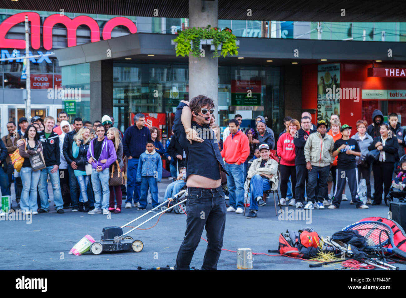 Toronto Canada, Yonge Street, Dundas Square, Public plaza, Toronto's Time Square, artisti di strada, suggerimenti per gli autobus, contorzionista, busker, AMC Theatre, teatro, mo Foto Stock