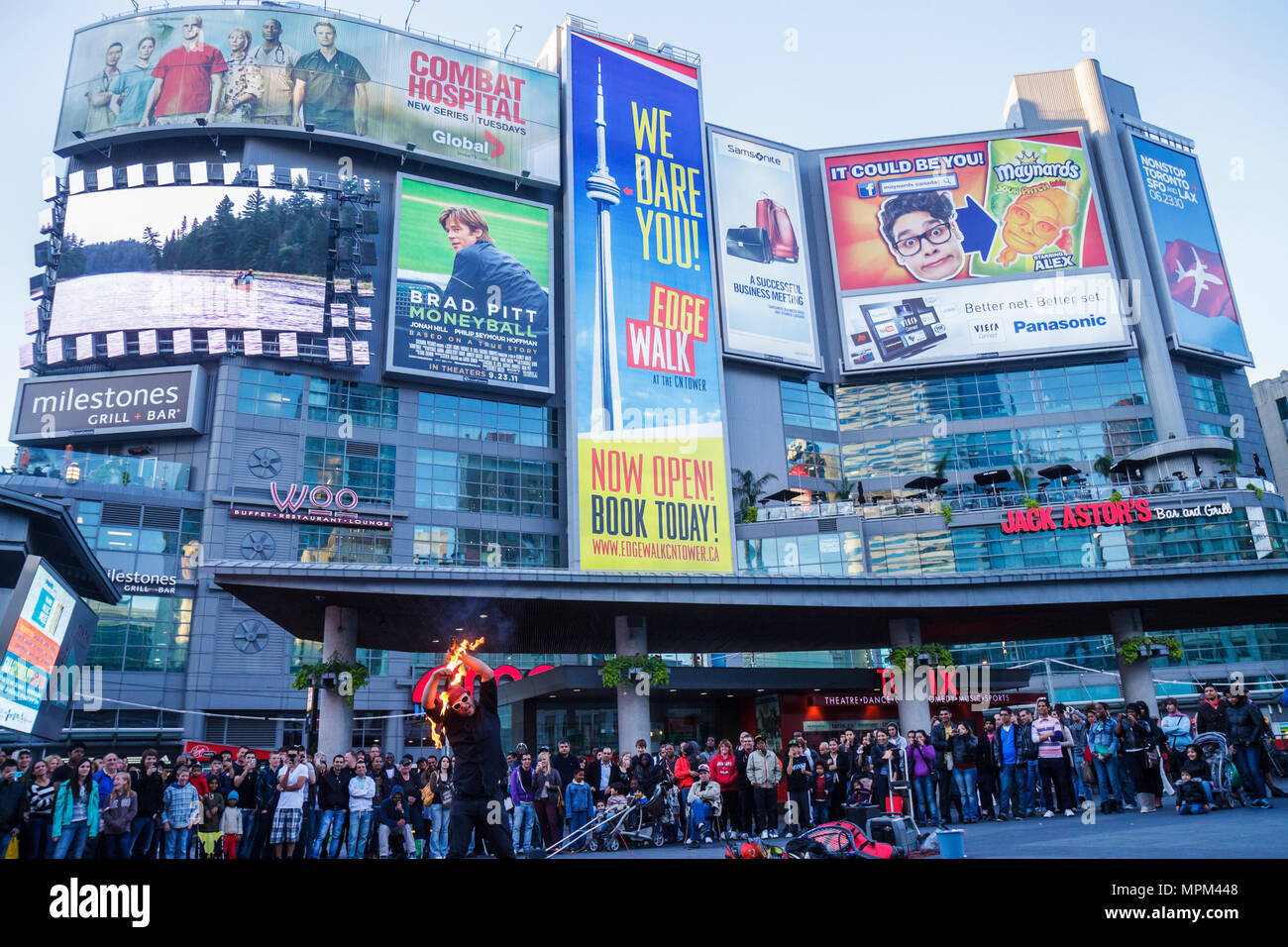 Toronto Canada, Yonge Street, Dundas Square, Public plaza, Toronto's Time Square, artisti di strada, suggerimenti per gli autobus, giocoliere del fuoco, busker, AMC Theatre, teatro, mov Foto Stock