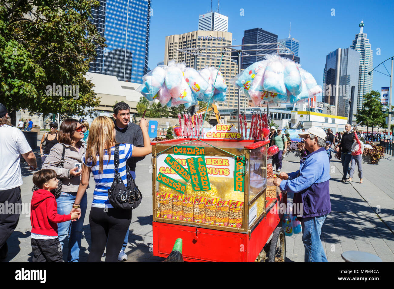 Toronto Canada,Bremner Boulevard,Rogers Centre,centro,Blue Jays Major League Baseball sport di squadra,stadio esterno,giorno di gioco,folla,tifosi in arrivo,vendo Foto Stock