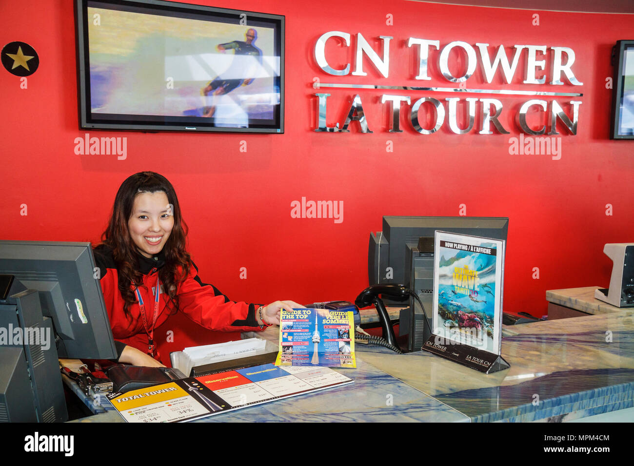 Toronto Canada, Bremner Boulevard, CN Tower, torre di osservazione, antenna telecom meraviglia moderna, donna asiatica donne, giovani, lavoratori dipendenti lavoro Foto Stock