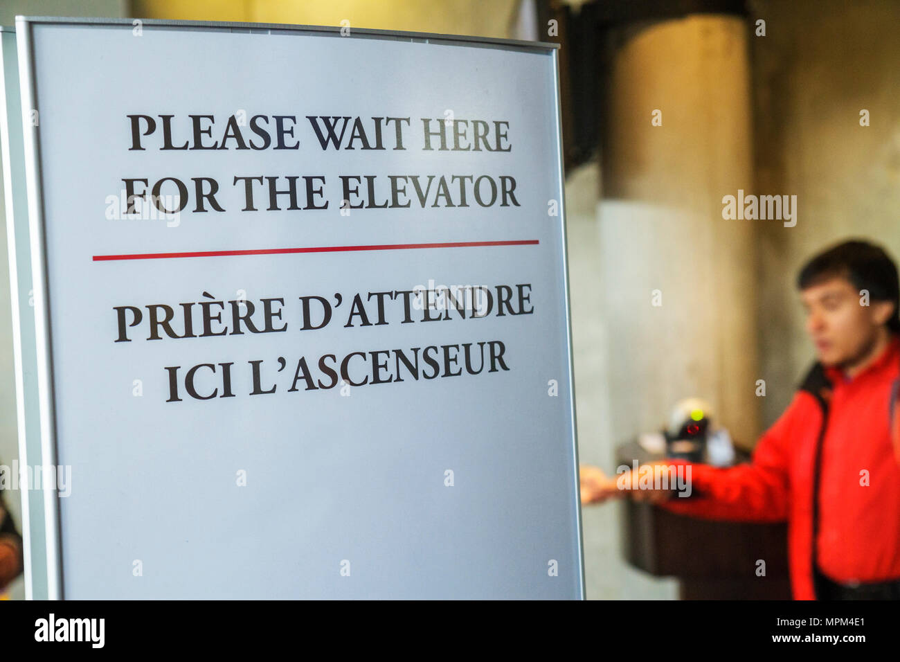 Toronto Canada, Bremner Boulevard, CN Tower, torre di osservazione, antenna telecom meraviglia moderna, lobby, cartello, logo, attendere, attendre, ascensore, ascenseur, Engli Foto Stock