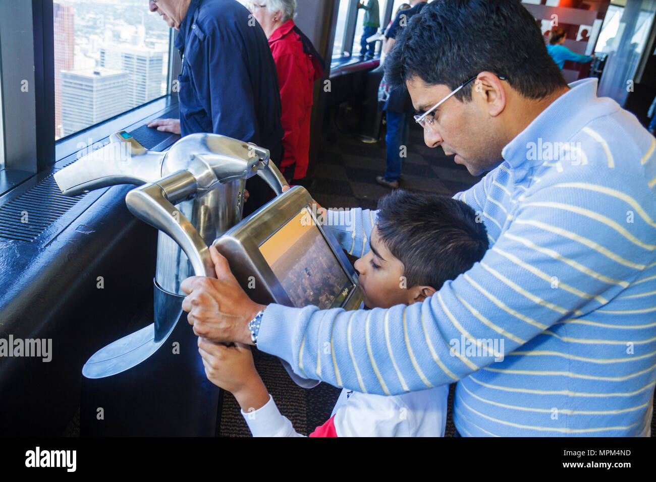 Toronto Canada, Bremner Boulevard, CN Tower, torre di osservazione, antenna telecom meraviglia moderna, ponte principale livello, finestra vista ovest, asiatici etnia immigrazione Foto Stock