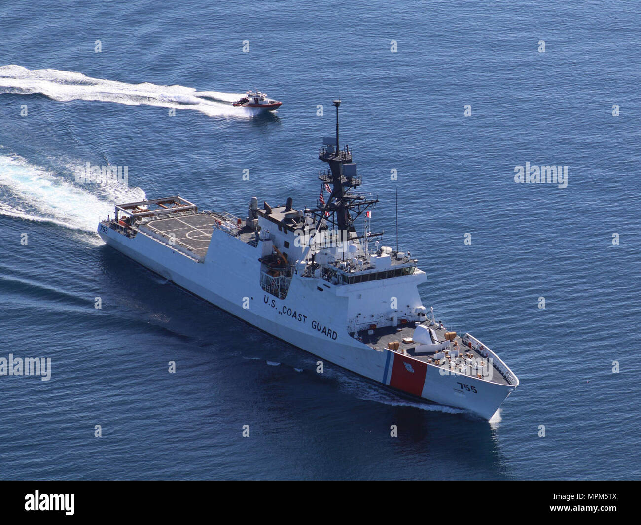 Il suo equipaggio a bordo del guardacoste Munro, un 418-piede la sicurezza nazionale taglierina e la sua piccola barca il transito nel Golfo del Messico nel febbraio 12, 2017. La sicurezza nazionale taglierine sono sofisticate piattaforme e consentire agli equipaggi di proteggere le nostre frontiere, sostenendo la sicurezza nazionale e la prosperità. Stati Uniti Coast Guard foto di marinaio Courtney Fussell. Foto Stock