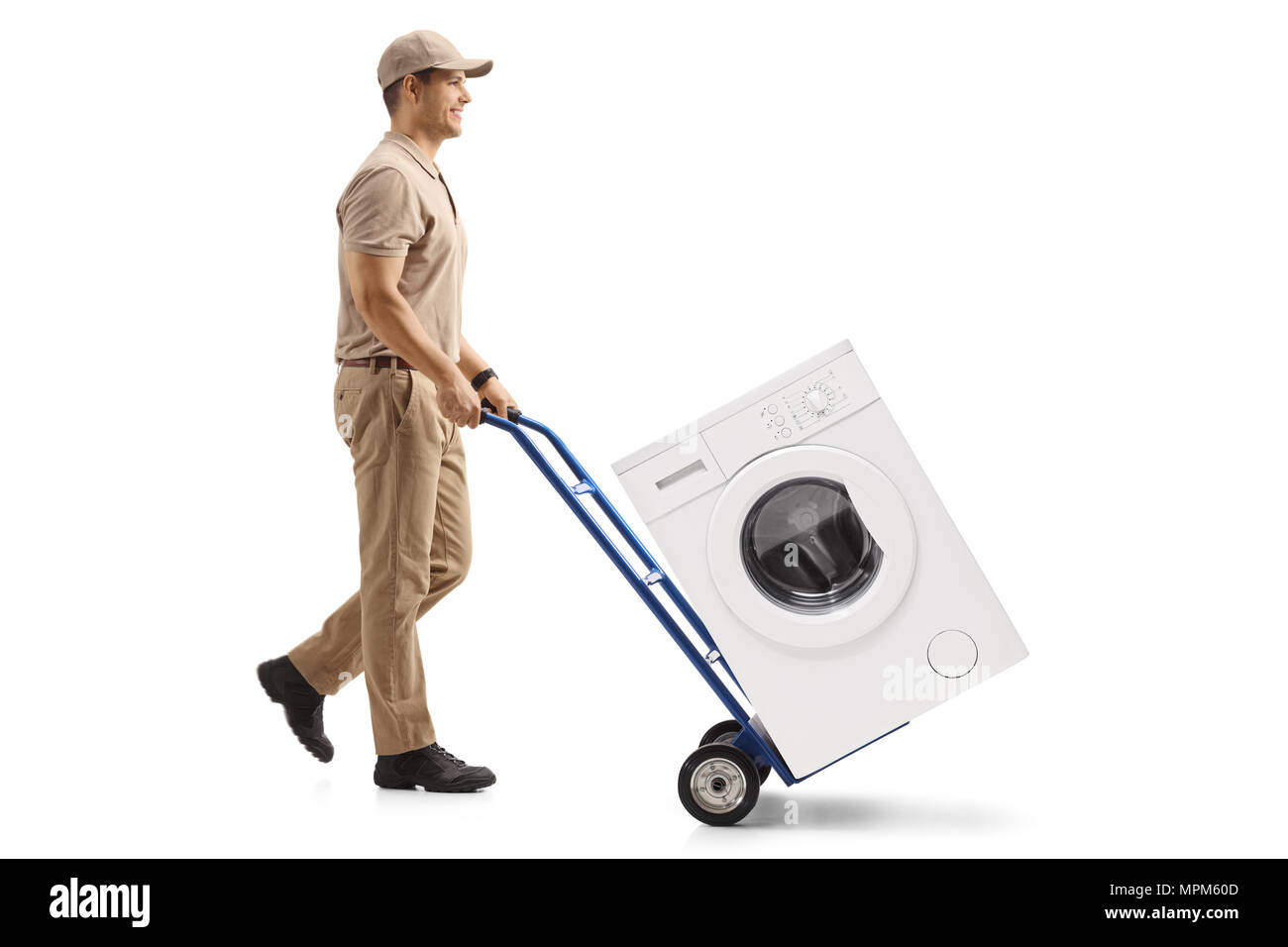 Lunghezza piena ripresa di profilo di un uomo di consegna spingendo un carrello caricato con una macchina di lavaggio isolata su sfondo bianco Foto Stock