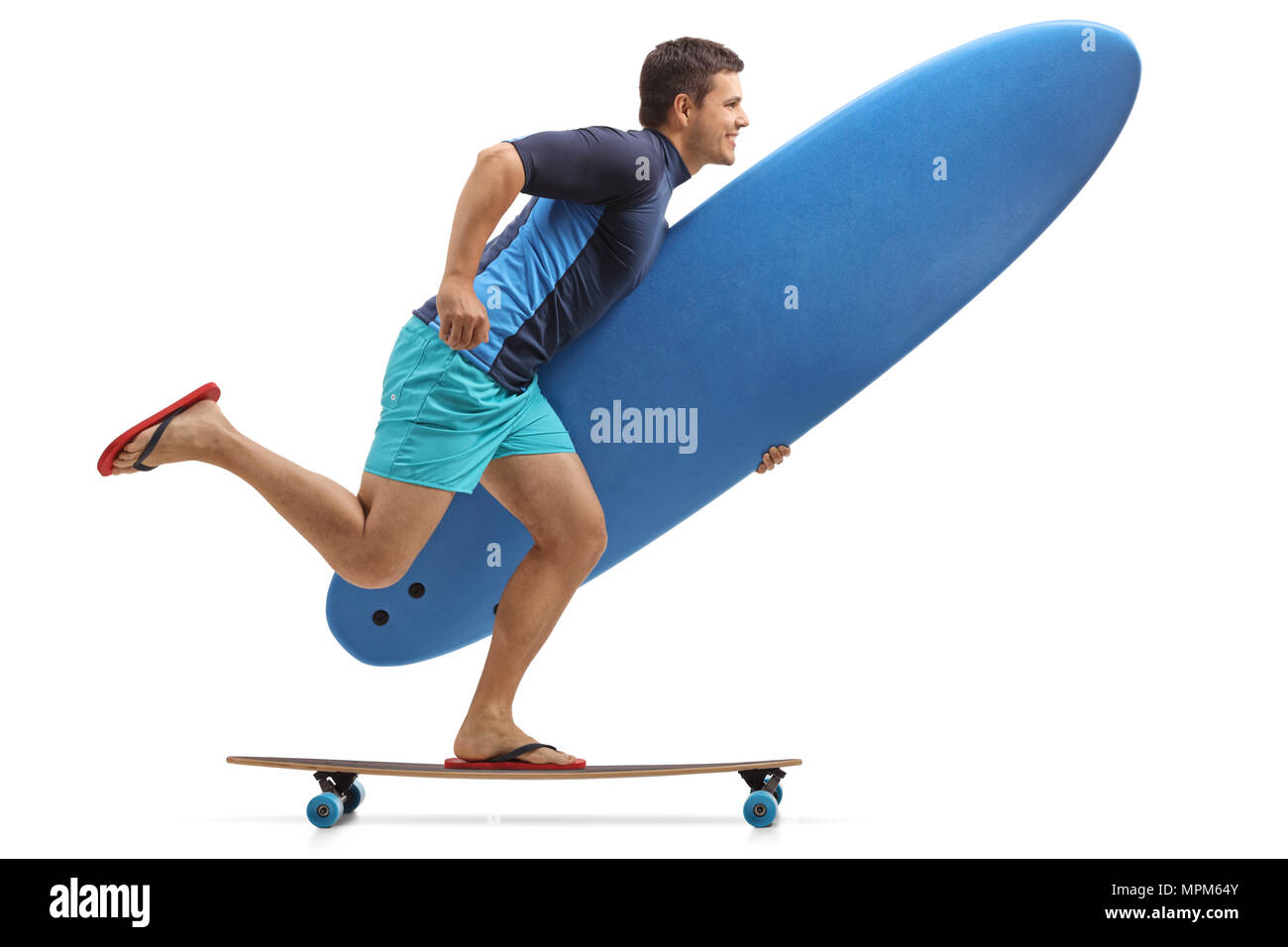 Lunghezza piena ripresa di profilo di un surfista con una tavola da surf a cavallo di un longboard isolati su sfondo bianco Foto Stock