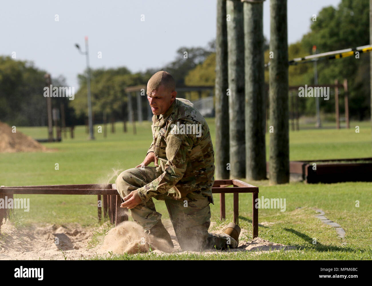 Esercito personale di riserva Sgt. Eric Juhl, a Phoenix, Ariz. nativo e praticare il sergente con Bravo Company, 3-415esimo reggimento di fanteria, 2° Brigata, 95th Training Division (entrata iniziale formazione) completa la bassa-crawl ostacolo durante la formazione 108th comando (IET) praticare il sergente dell'anno di competizione a Camp Bullis, Texas, Marzo 19-24, 2017. (U.S. La riserva di esercito foto di magg. Michelle Lunato). Foto Stock