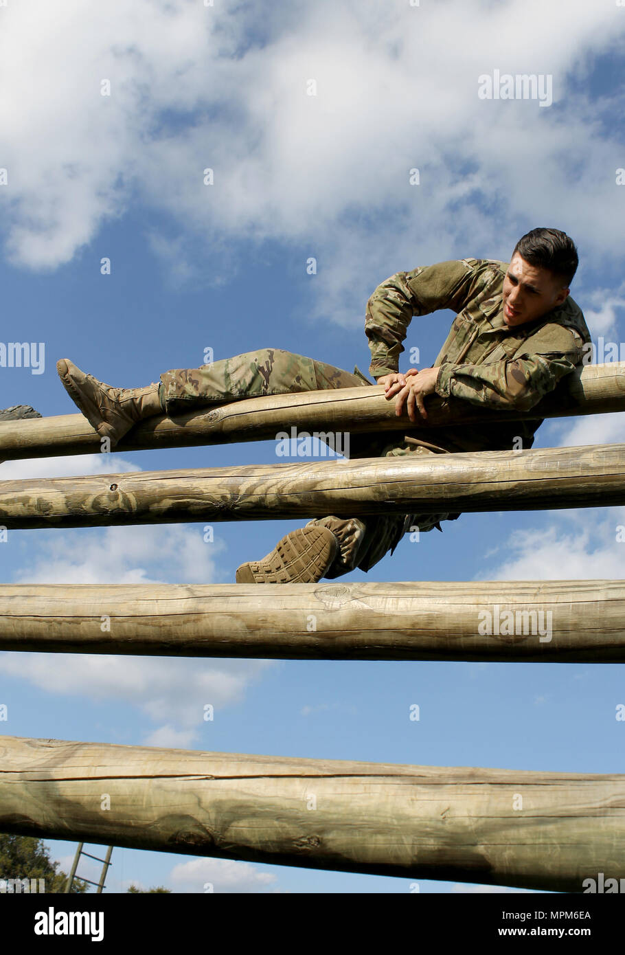 La riserva di esercito di Spc. Robert Davis, 95th Training Division (entrata iniziale formazione), naviga un ostacolo durante la formazione 108th comando (IET) guerriero migliore concorrenza a Camp Bullis, Texas, Marzo 19-24. Davis ha vinto il titolo di 2017 soldato dell'anno per il 108th TC (IET). (U.S. La riserva di esercito foto di magg. Michelle Lunato/rilasciato) Foto Stock