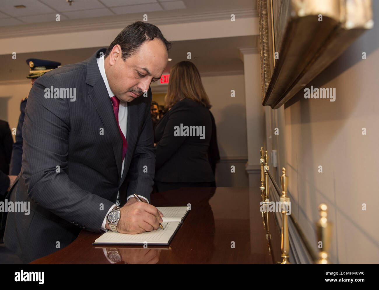 Il ministro della difesa del Qatar ha firmato il libro degli ospiti prima di incontrare il segretario alla difesa Jim Mattis al Pentagono di Washington, D.C., come parte di una visita formale per discutere la cooperazione in materia di difesa USA-Qatar, la sicurezza regionale e la collaborazione militare. L'evento includeva personale del Dipartimento della difesa, protocollo cerimoniale, ed evidenziava le relazioni diplomatiche tra Stati Uniti e Qatar. Foto Stock